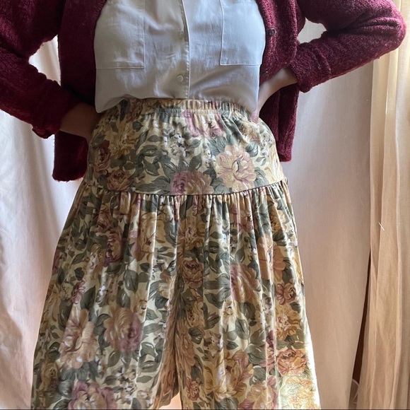 Vintage Wide Leg Floral Shorts - Picture 3 of 8